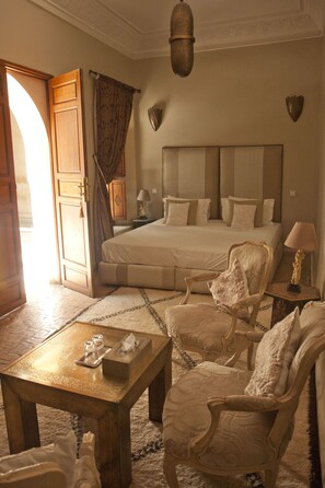 套房 (Rose) | 埃及棉床單、高級寢具、Select Comfort 床墊、房內夾萬