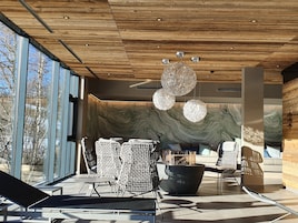 Una piscina techada, una piscina al aire libre