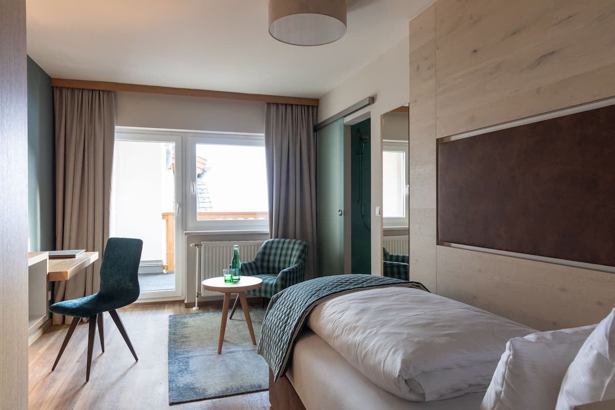 Singola Comfort | Biancheria da letto ipoallergenica, copriletto in piuma, minibar