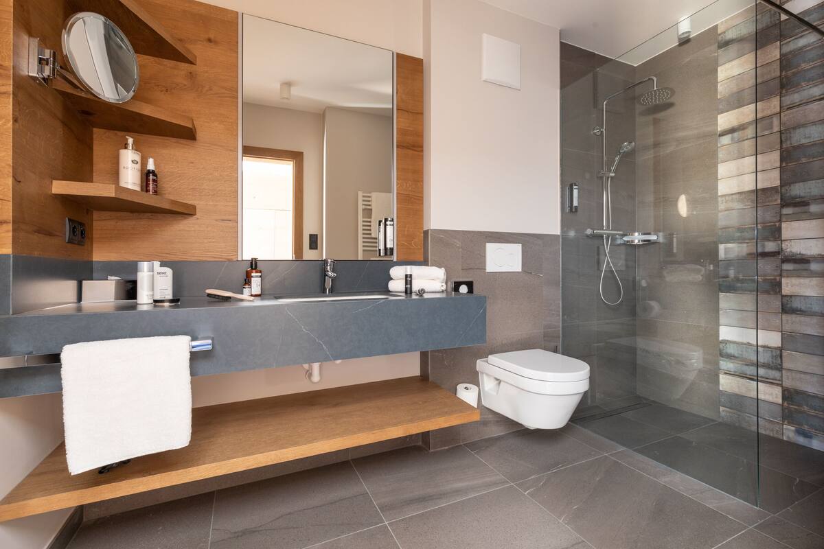 superior double room | bathroom | shower, hydromassage showerhead, free toiletries, hair dryer