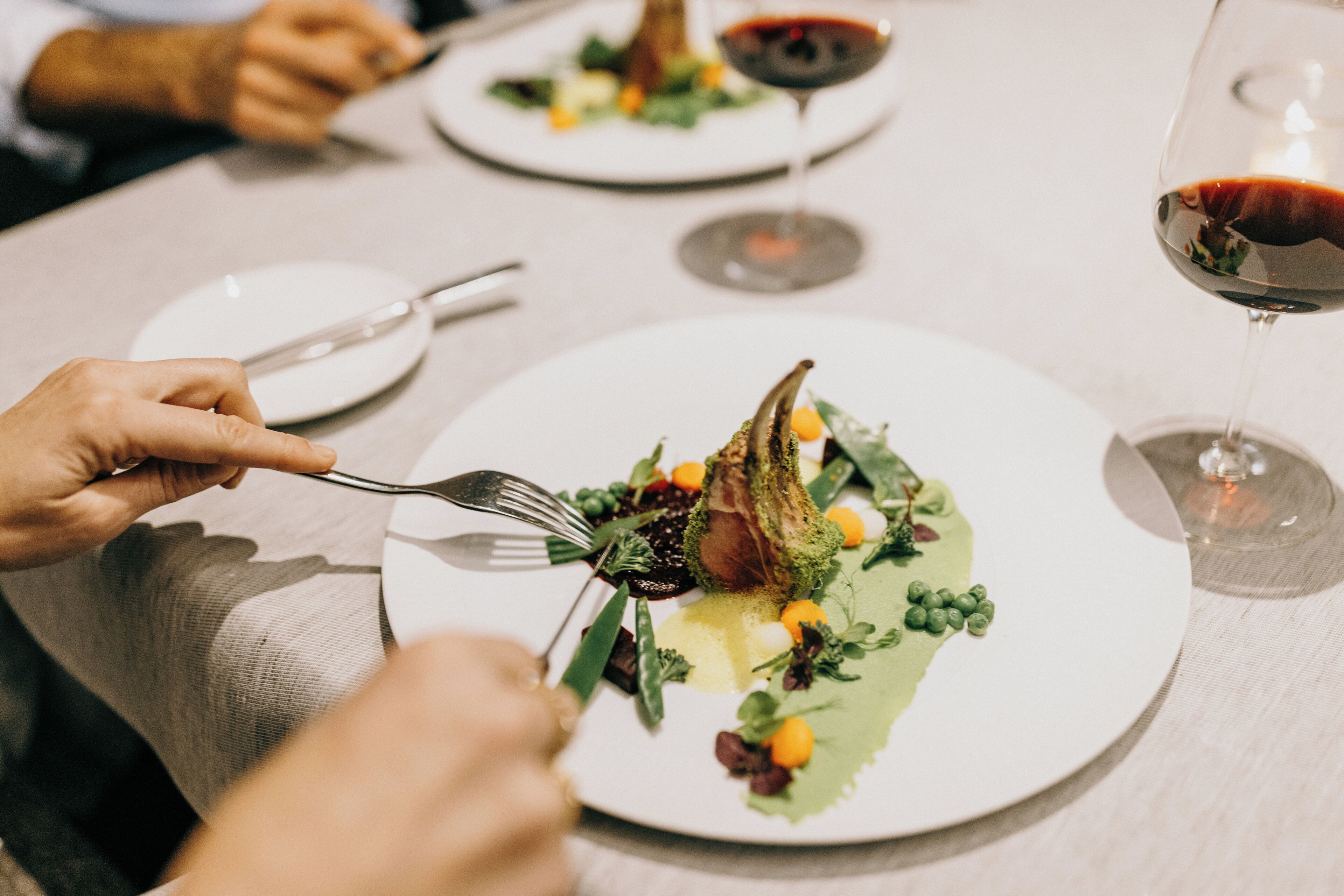 Makan tengah hari dihidangkan, kolam renang 