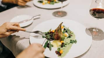 Serviço de almoço, local e internacional, vistas para a piscina