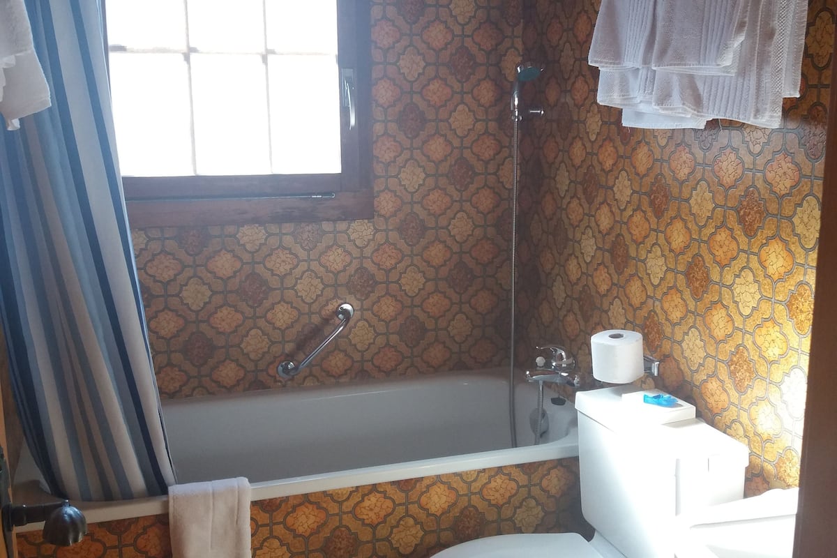 quadruple room | bathroom | separate bathtub and shower, free toiletries, hair dryer, towels