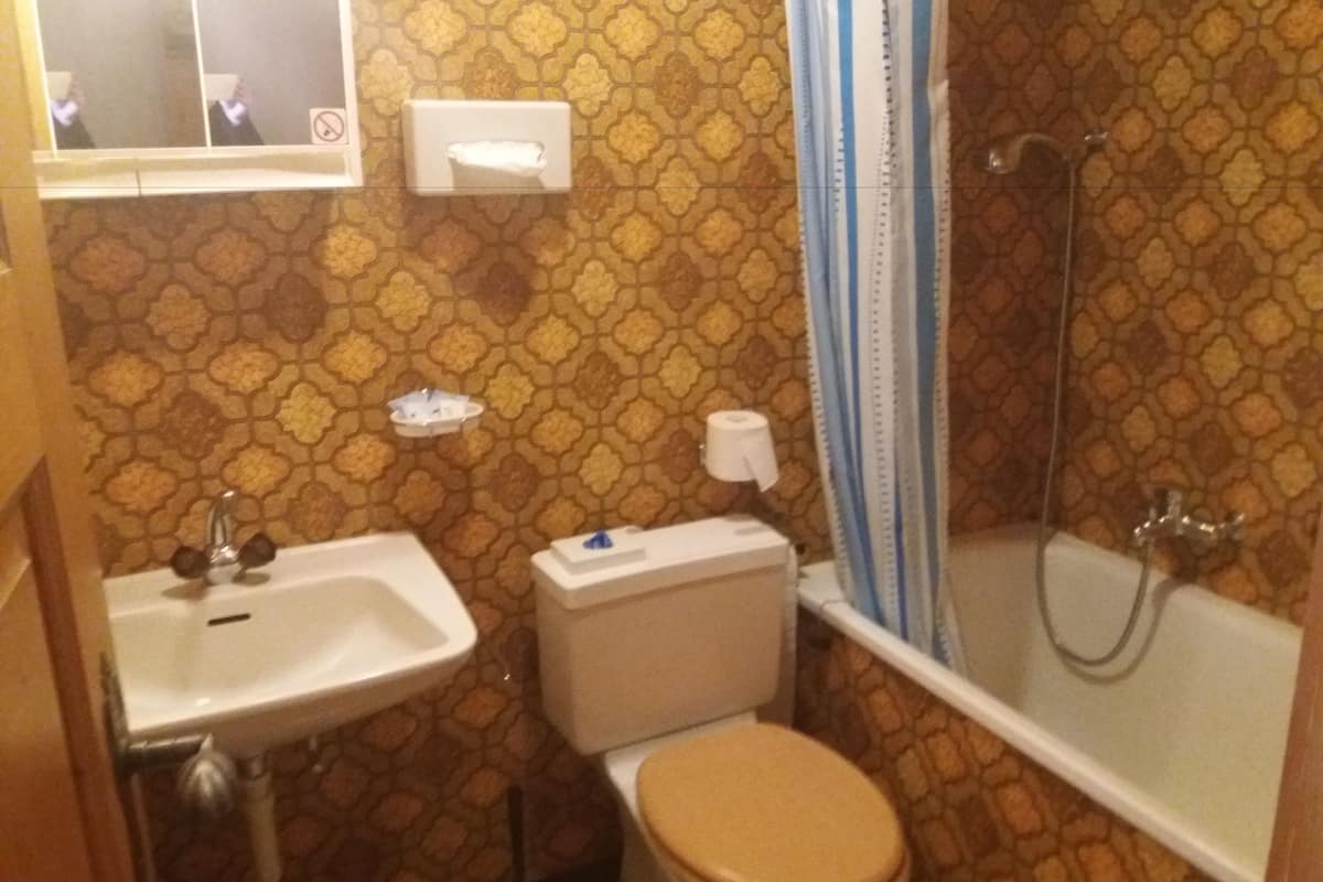 double room | bathroom | separate bathtub and shower, free toiletries, hair dryer, towels