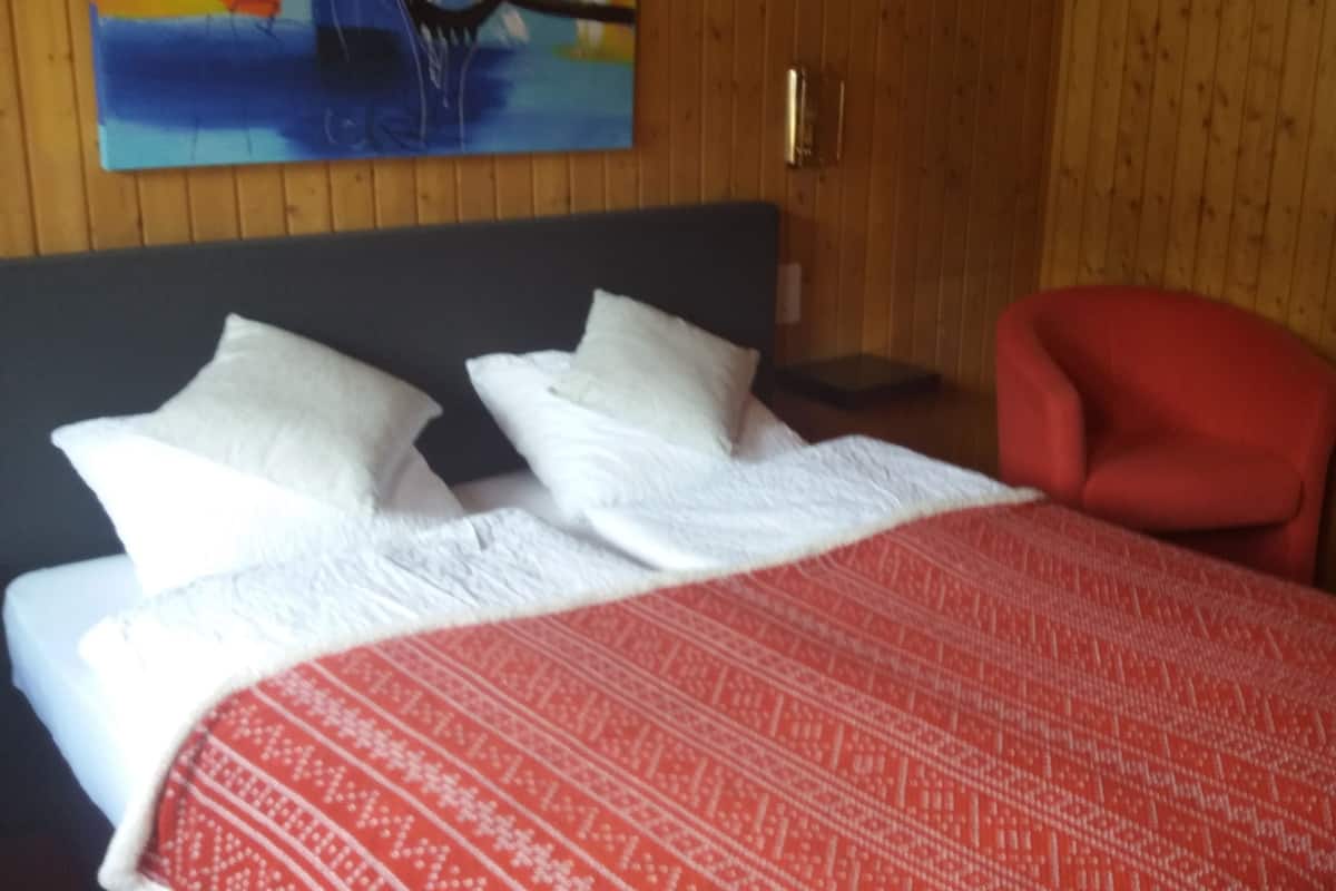 quadruple room | desk, iron/ironing board, free cots/infant beds, free rollaway beds