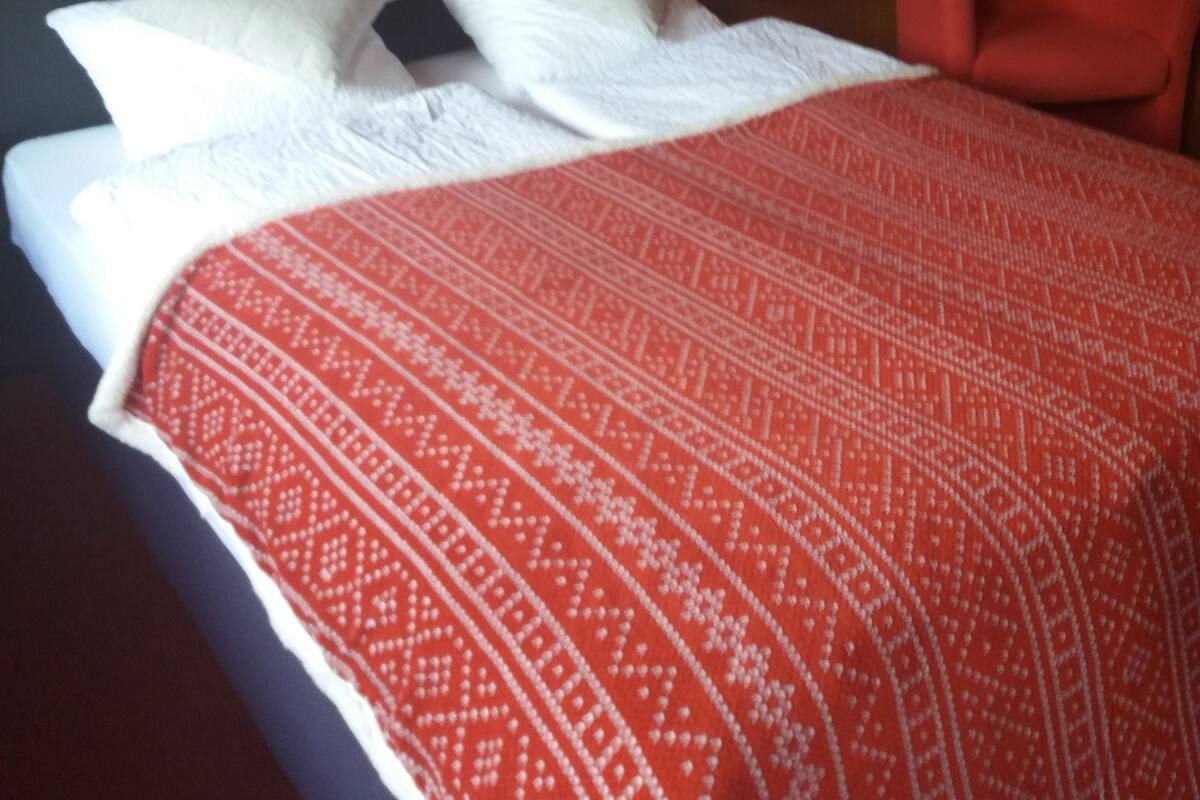 Vierpersoonskamer | Een bureau, een strijkplank/strijkijzer, gratis babybedden