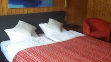 Quadruple Room | Meja, seterika/papan seterika, katil bayi/kot (percuma)