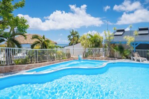 Piscina all'aperto, ombrelloni da piscina, lettini