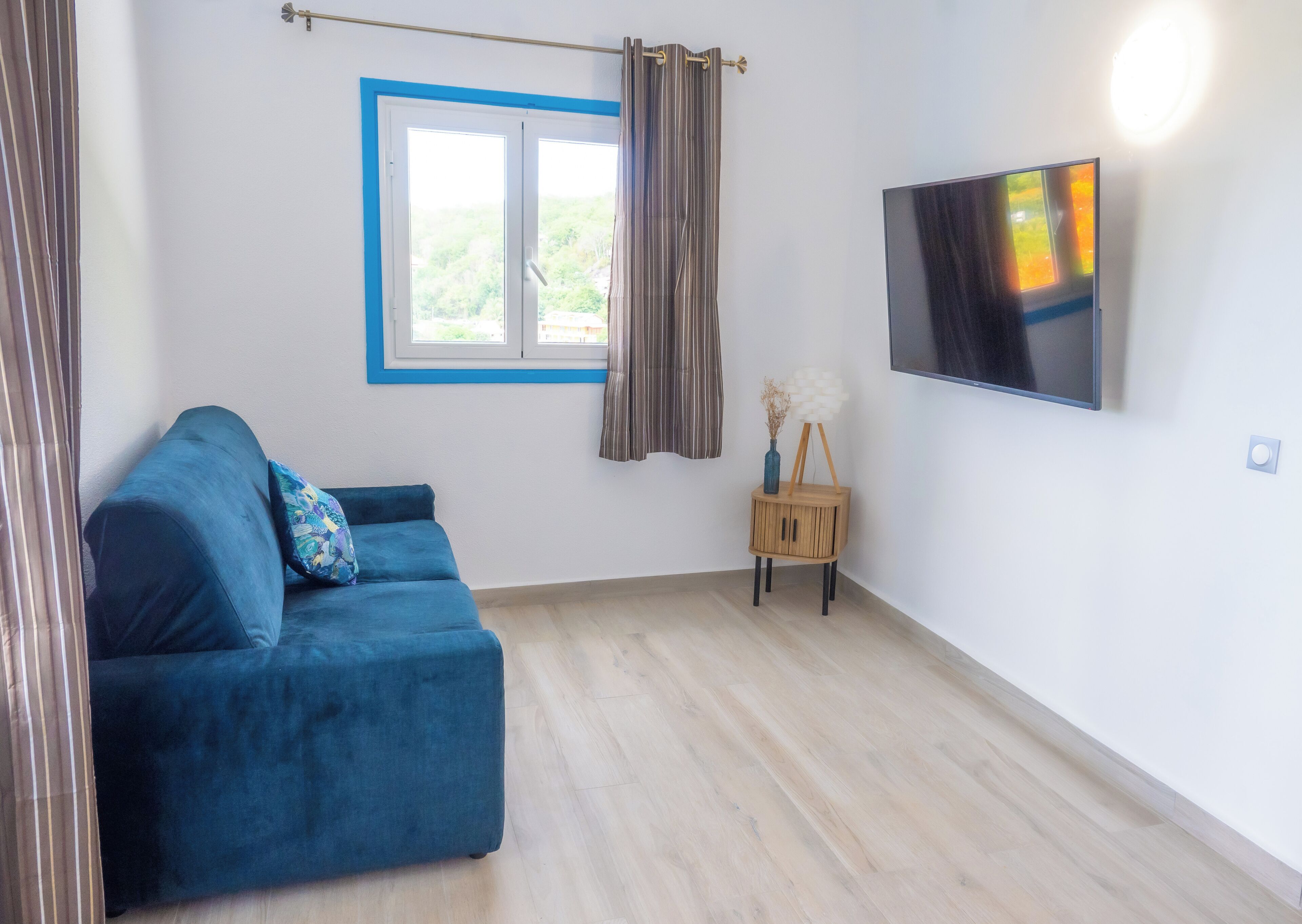 Comfort Suite | Living area | 100-cm Smart TV with cable channels