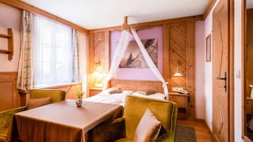 Frigobar, cofres nos quartos, escrivaninha, Wi-Fi