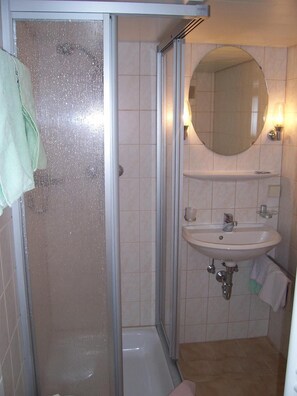 ฝักบัว, ของใช้ในห้องน้ำฟรี, ไดร์เป่าผม, ผ้าเช็ดตัว