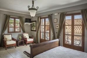 Executive Suite | Premium bedding, pillowtop beds, in-room safe, desk