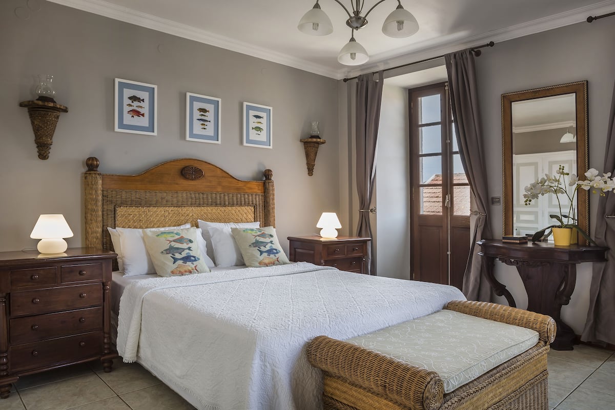 Luxe beddengoed, pillowtop-bedden, een kluis op de kamer, een bureau