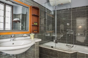 Suite (1st Floor) | Bad | Dusj, hårføner, badekåper og tøfler