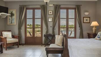 Executive Suite (No 6) | Premium bedding, pillow-top beds, in-room safe, desk