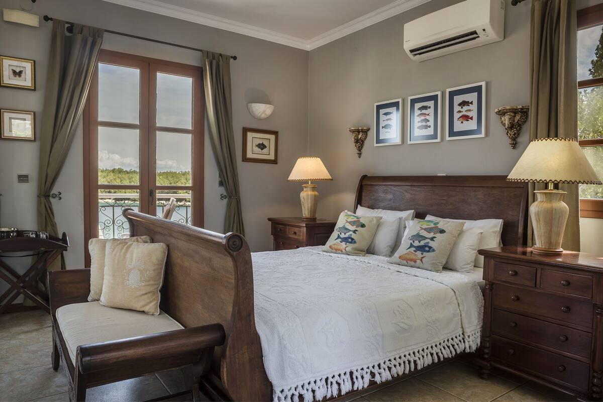Executive Suite (No 6) | Premium bedding, pillow-top beds, in-room safe, desk
