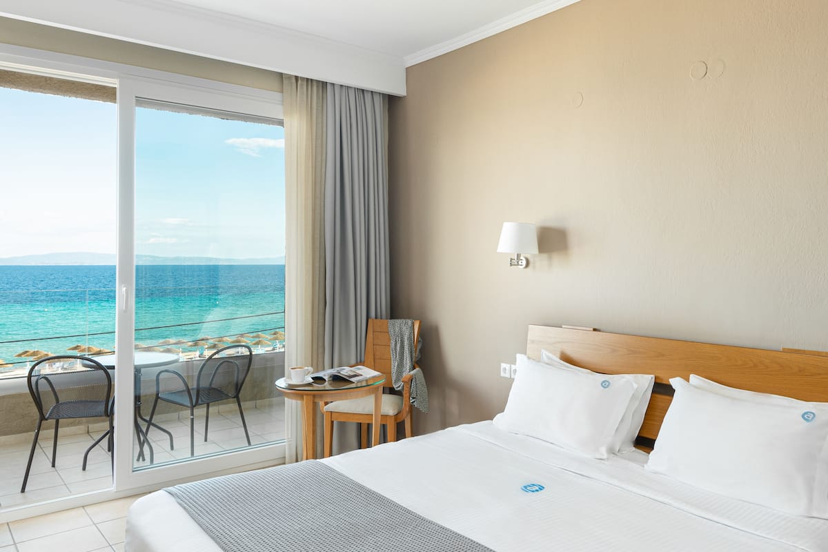 Double Room, 1 Queen Bed, Non Smoking, Balcony | 1 bedroom, premium bedding, minibar, in-room safe