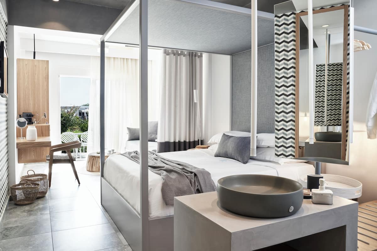 junior studio suite, private pool, garden view (premium) | 1 bedroom, premium bedding, minibar, in-room safe