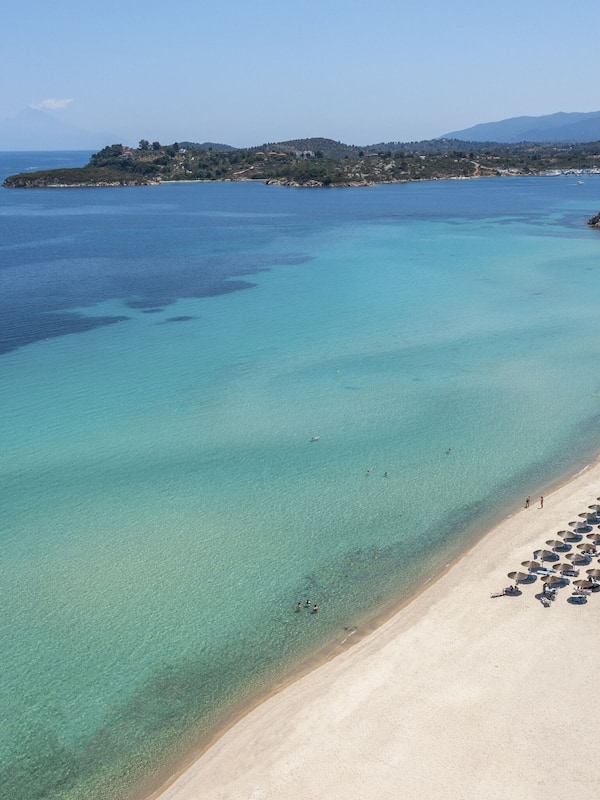 Sulla spiaggia, lettini da mare, ombrelloni, teli da spiaggia
