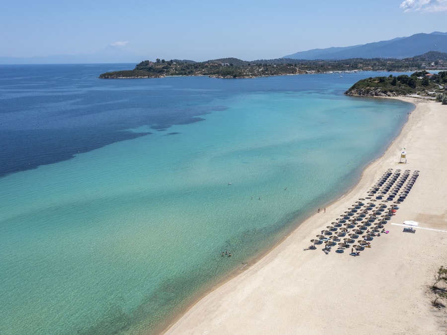 Plage, chaises longues, parasols, serviettes de plage
