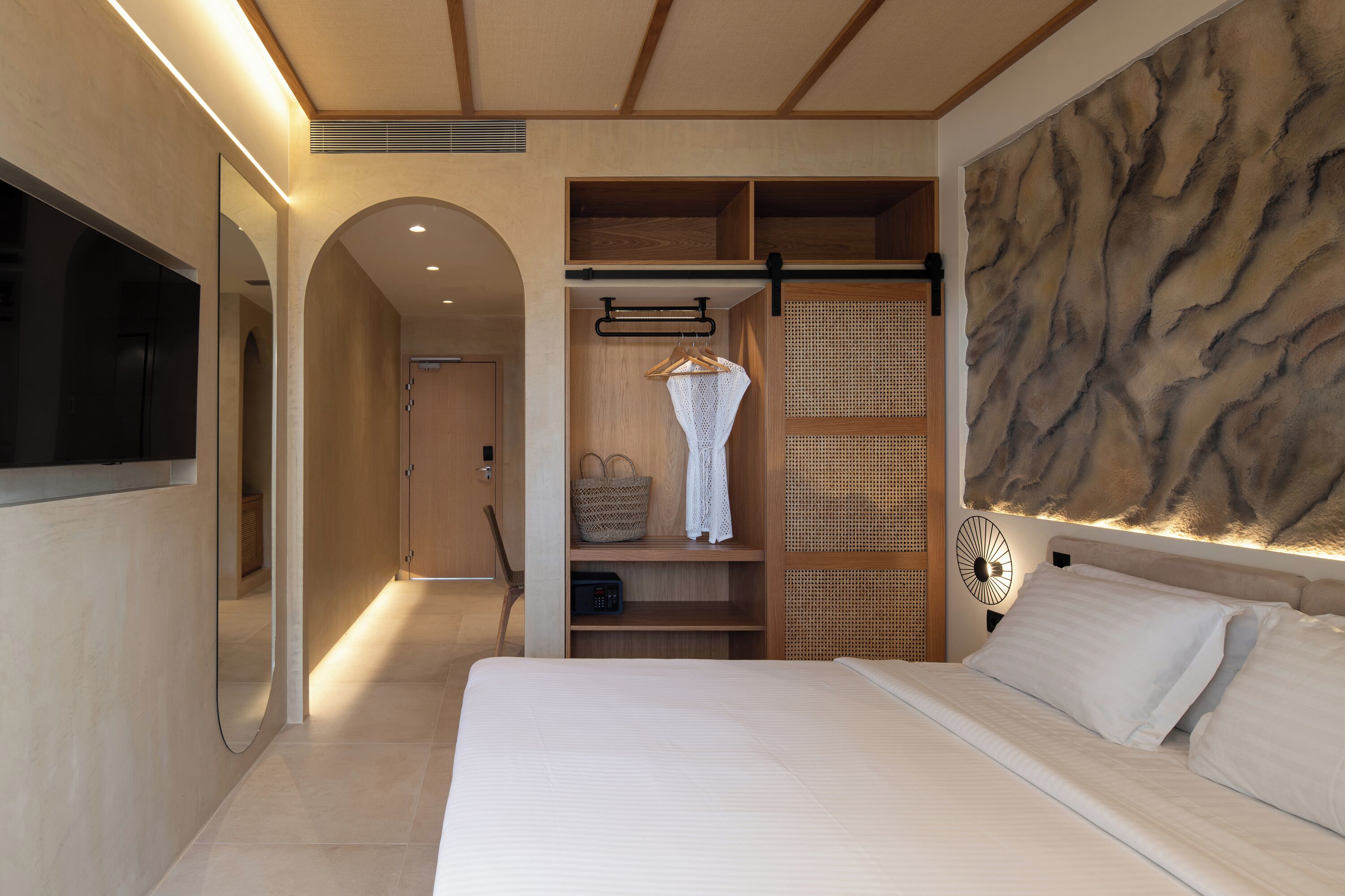 premium room | 1 bedroom, premium bedding, minibar, in-room safe