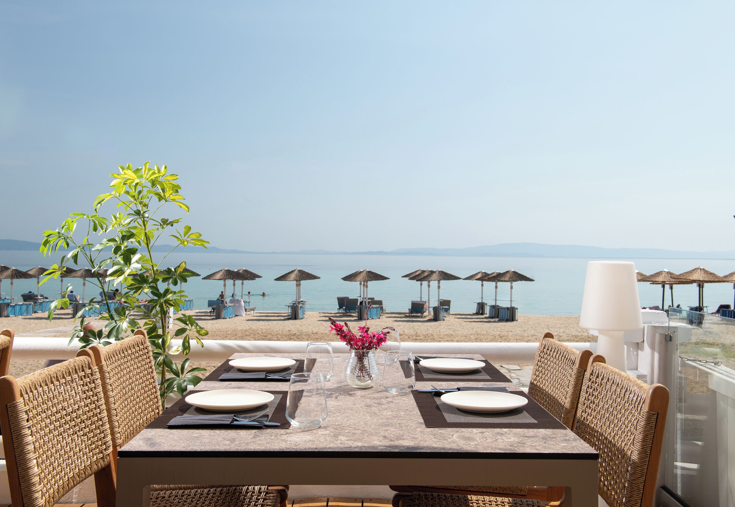 2 restaurants, breakfast, dinner served; Greek cuisine 