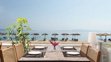 2 restaurants, breakfast, dinner served; Greek cuisine