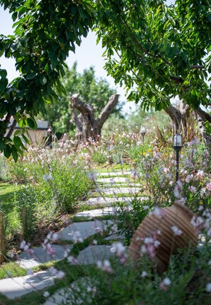 Suite, 2 Schlafzimmer, eigener Pool, Gartenblick | Blick auf den Garten