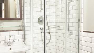 Secador de pelo, toallas