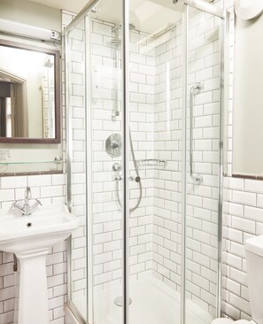 Eenpersoonskamer | Badkamer | Een haardroger, handdoeken