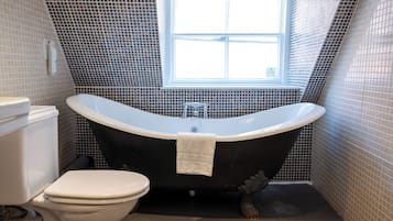 Superior Double Room | Bathroom | Hair dryer, towels