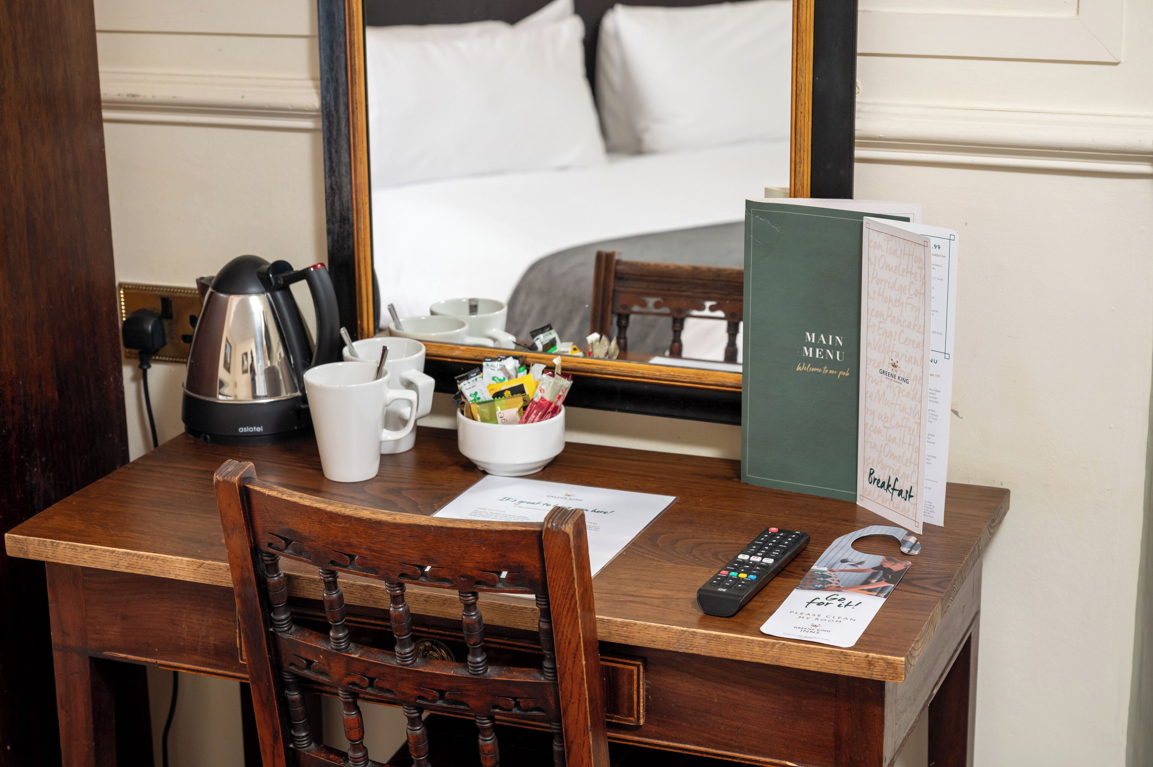 ダブルルーム | デスク、アイロン / アイロン台、WiFi (無料)、ベッドシーツ