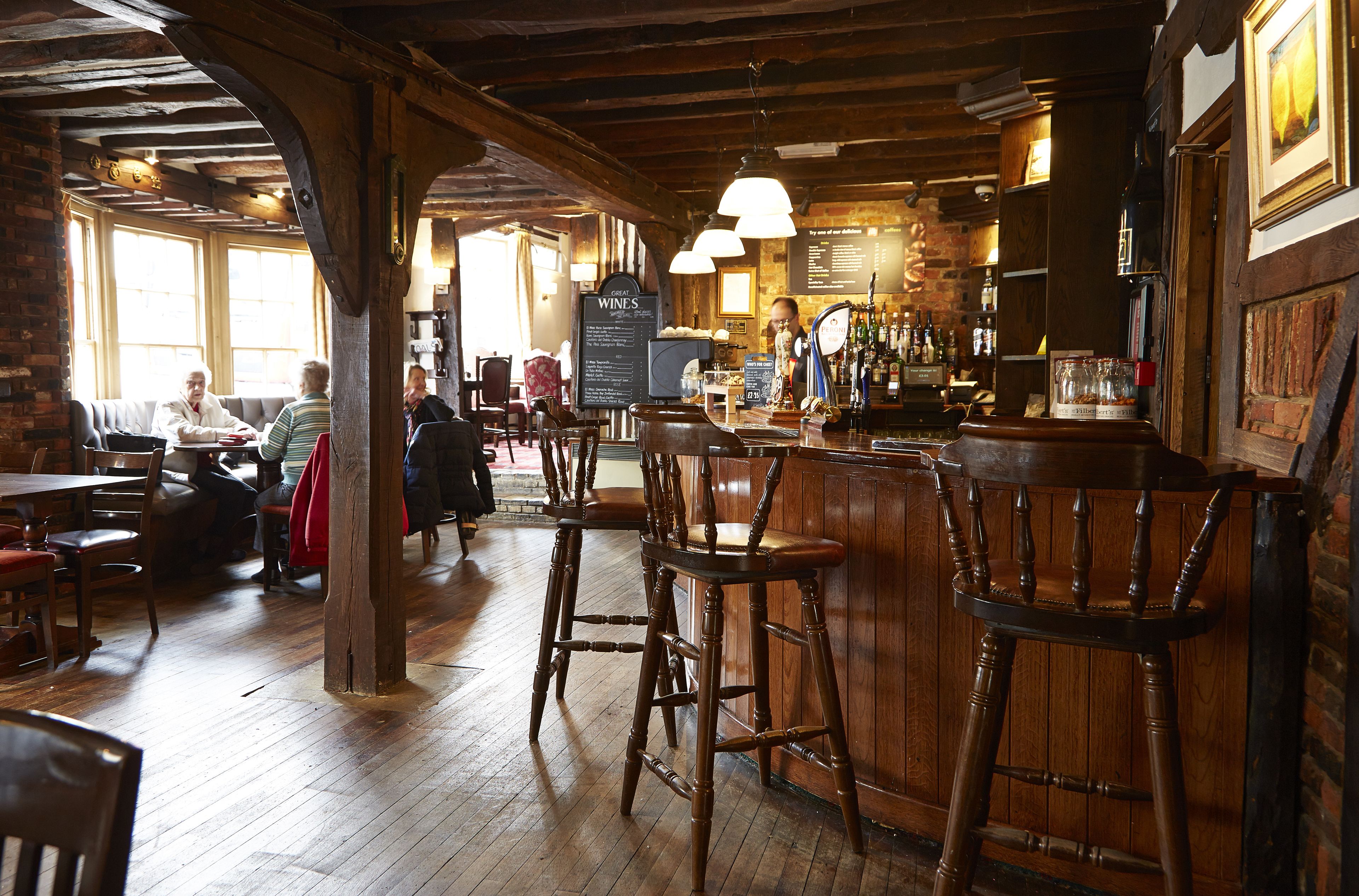 Un coin bar au style rustique, avec des meubles en bois et un mur en briques.