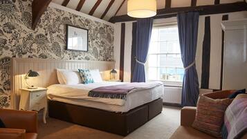 Escritorio, tabla de planchar con plancha, wifi gratis y ropa de cama