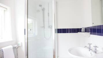 Twin Room | Bathroom | Towels