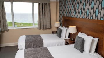 Zweibettzimmer | Schreibtisch, Bügeleisen/Bügelbrett, kostenlose Babybetten