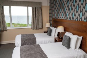 Zweibettzimmer | Schreibtisch, Bügeleisen/Bügelbrett, kostenlose Babybetten