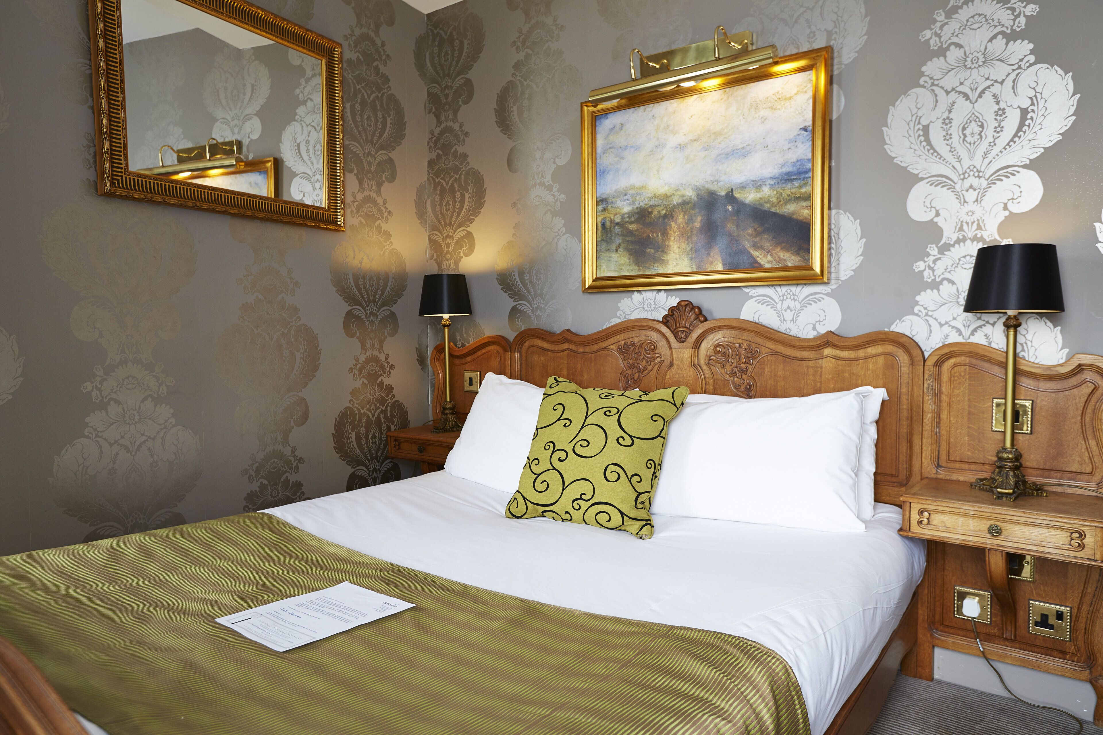 Double Room | Desk, iron/ironing board, free WiFi, bed sheets