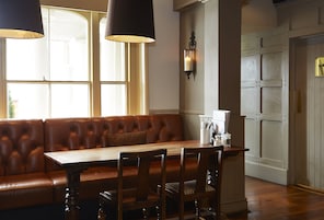 Se sirven desayunos, almuerzos y cenas; cocina británica