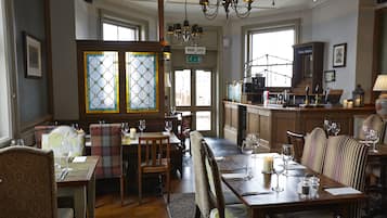 Breakfast, lunch, dinner served; British cuisine