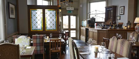 Serveert ontbijt, lunch, diner, Britse gerechten