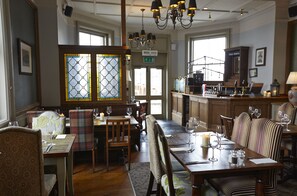 Breakfast, lunch, dinner served; British cuisine 