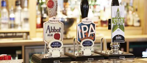 Tres grifos de cerveza etiquetados como Abbot Ale, IPA y Hop Star IPA.