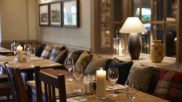 朝食、ランチ、ディナーに営業 (ガーデン ビュー)