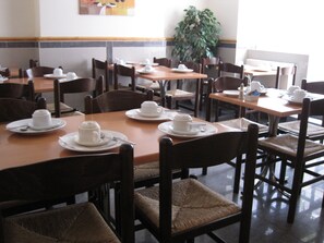 Petit déjeuner continental (5 GBP par personne)