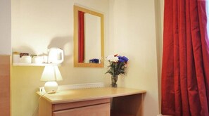 Escritorio, tabla de planchar con plancha, wifi gratis y ropa de cama 