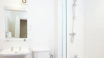 Twin Room | Bathroom