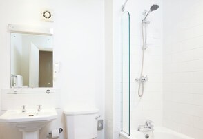 Chambre avec lits jumeaux | Salle de bain | Douche, sèche-cheveux, serviettes fournies