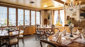 FrĂŒhstĂŒck, lokale und internationale KĂŒche, Speisen im Freien