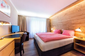 Tomannsrom – standard, eget bad, utsikt mot innsjø | Safe på rommet, barnesenger, wi-fi (inkludert) og sengetøy